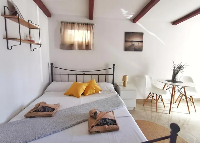 With Character Πούλα