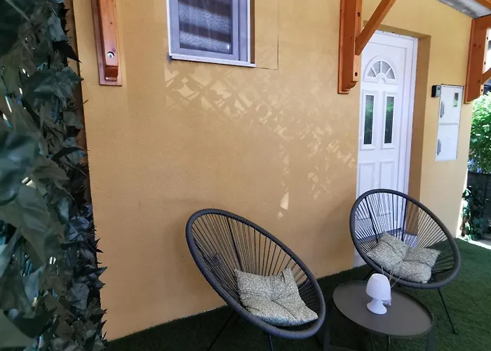 With Character Πούλα