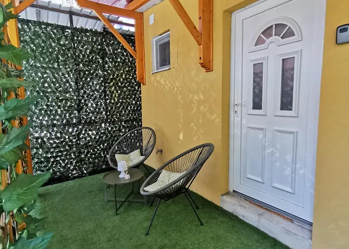 With Character Πούλα